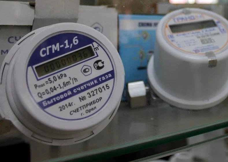 A round white device shows a reading of 36 meters cubed