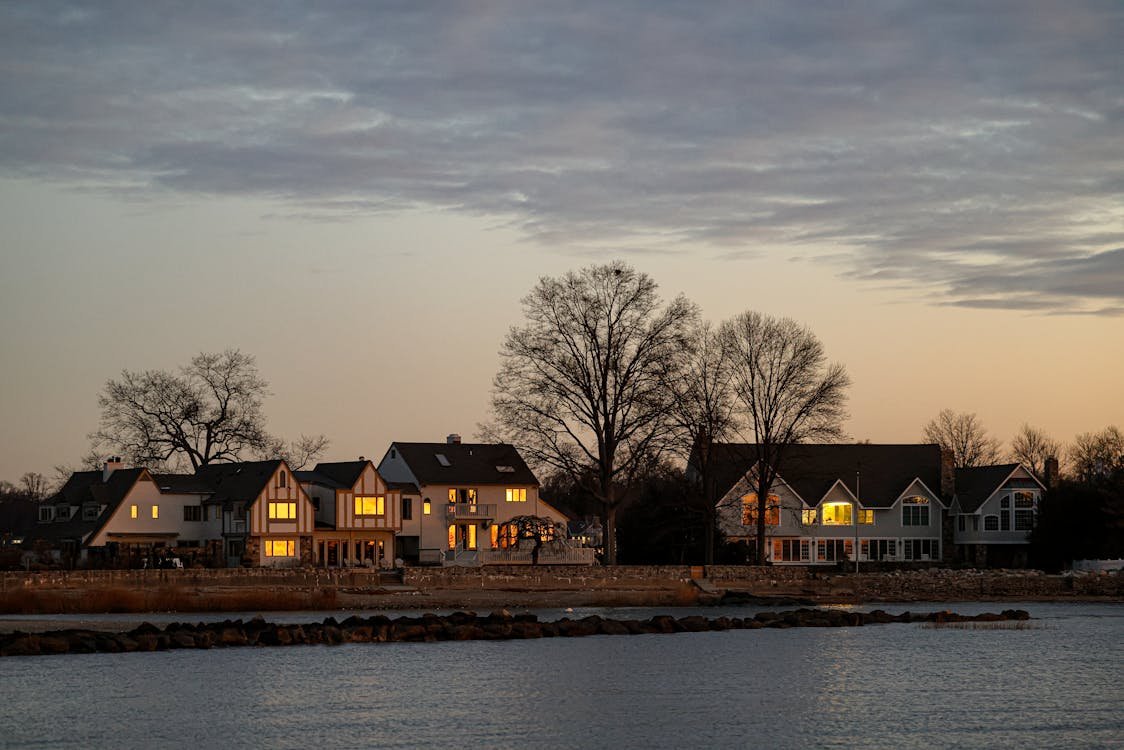 A far shot of a residential area in Stamford with homes overlooking the water