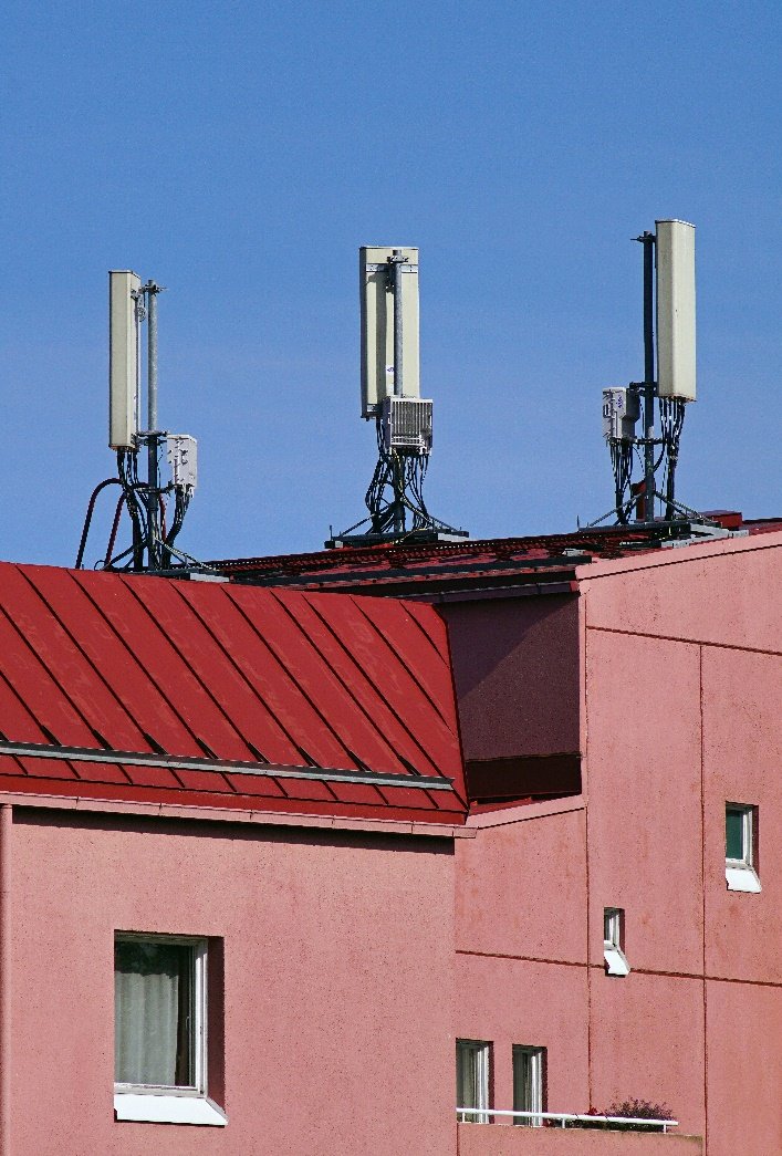 Rooftop Arrays and EMF Exposure: The Overlooked Risk in Urban Living